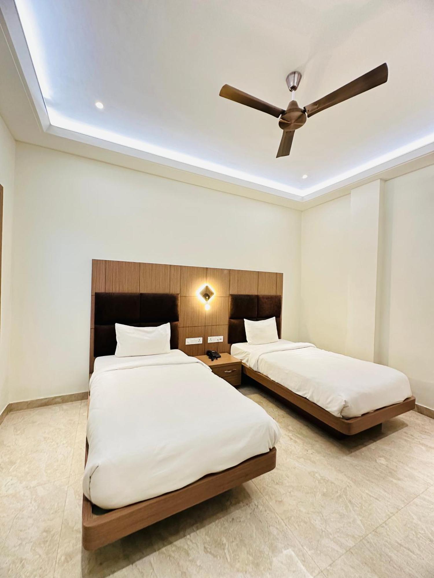 Hotel Lotus Inn Sirsa Buitenkant foto